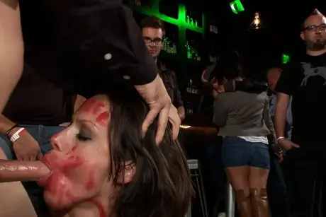 McKenzie Lee, britská kráska, si užívá veřejné potěšení před sprchou spermatu