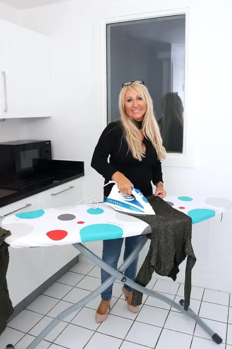Mia Makepeace, 30+, stryker tøyet sitt før hun onanerer