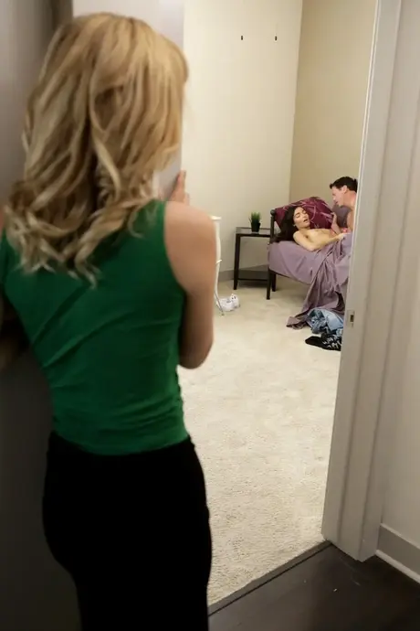 Moms Teach Sex 主演 Emily Willis 与 Mona Wales — 裸照图库
