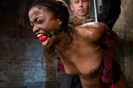 Monique, černoška MILF, dostane míčkovou roubík, zatímco je svlékána a svazována