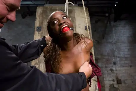 Monique, černoška MILF, dostane míčkovou roubík, zatímco je svlékána a svazována