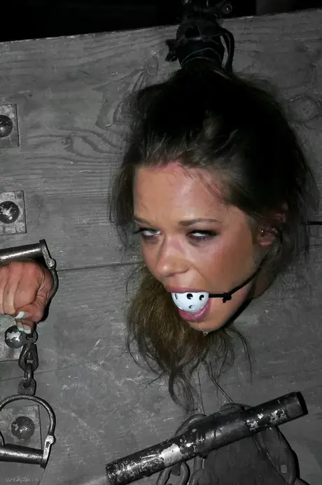 Nahá MILF Julie Night potrestána v bondage s vibrátorem a análním háčkem