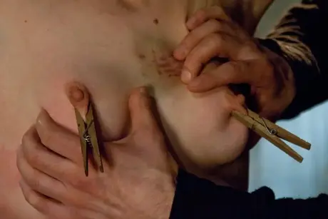 Nahá Seda masturbuje před piercingem nehtů