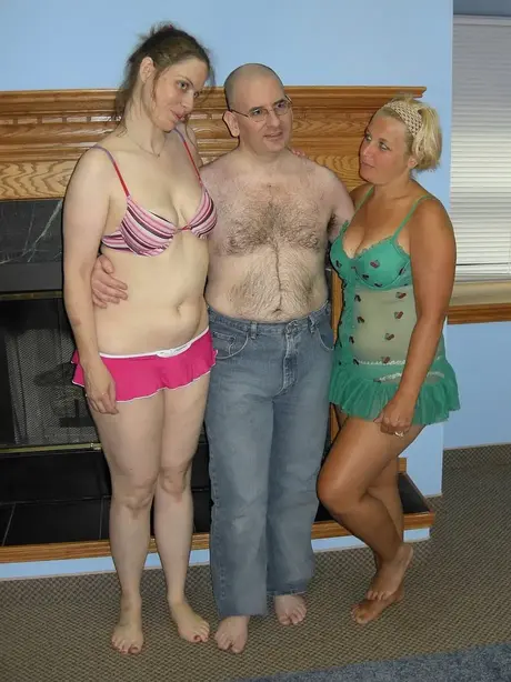 Natasha en Liisa, rijpe sluts, geven Logan Drake een bevredigende dubbele pijpbeurt