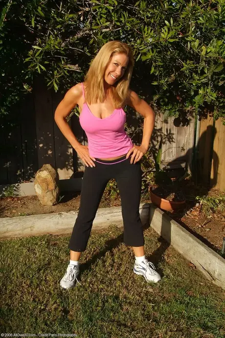 Die freche MILF Rachel zeigt ihre wunderschönen großen Titten und posiert nackt in der Sonne