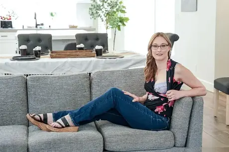 Ophelia Kaan, den frække MILF, har hardcoresex med sin veludstyrede stedsøn