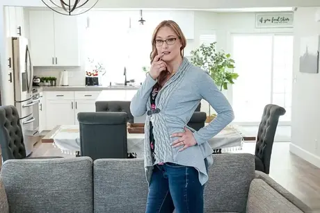 いたずらなMILF、Ophelia Kaanが立派な继子とハードコアセックス