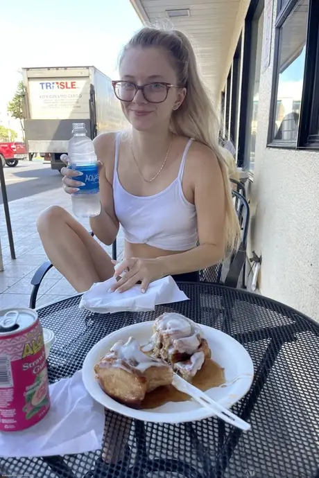 La pequeña amateur Riley Star muestra sus tentadores orificios y pies en primer plano