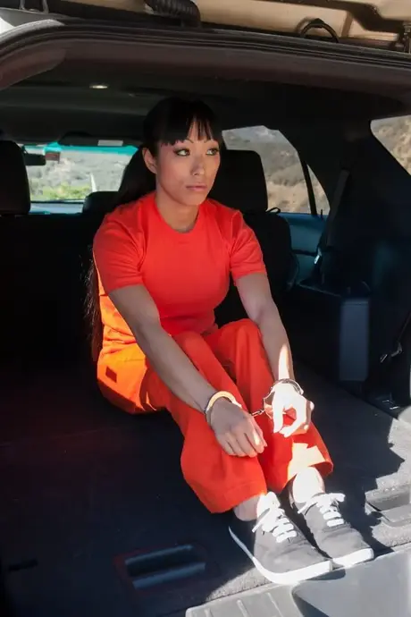 娇小亚洲 MILF Gaia 展示她的假奶并接受猛烈抽插