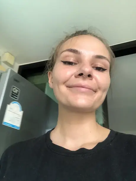 Phoebe MillerがセクシーなOnlyFans撮影でビキニとナイロンストッキングを披露