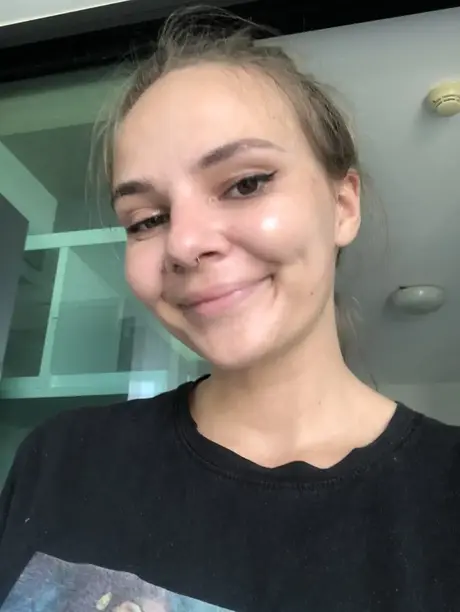 Phoebe MillerがセクシーなOnlyFans撮影でビキニとナイロンストッキングを披露