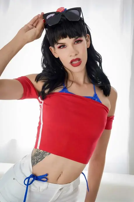 La bellezza giocosa Eden Sin mostra i suoi piccoli seni dopo aver posato in shorts sexy