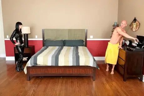 Presley Maddox, en brunette skønhed, nyder en tilfredsstillende stor pik efter at have givet en blowjob