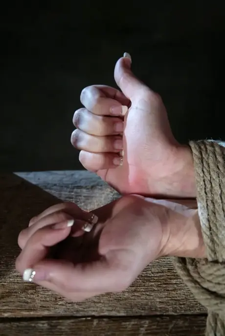 Spoutaná Dana DeArmond, bledá kráska, s otevřenými ústy