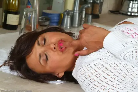 Rio, over 30, spreder sin vagina med fingrene efter at have klædt sig af på en køkkenbord