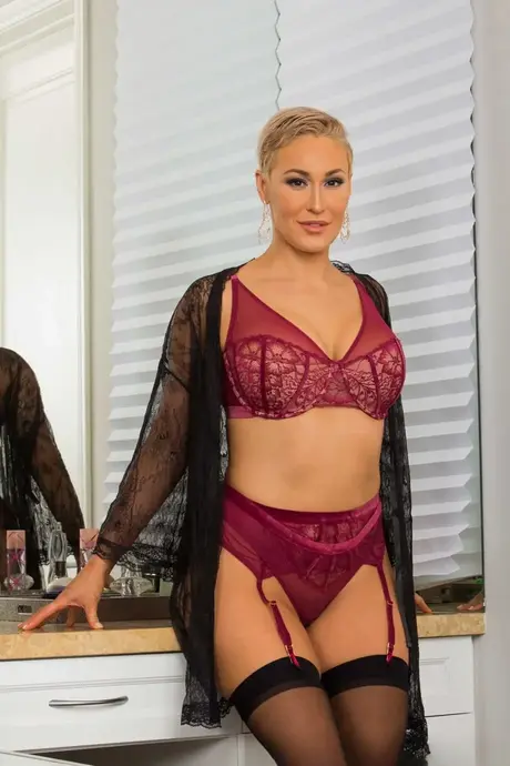 Ryan Keely, een hete blondine, bevrijdt haar stevige borsten uit sensuele lingerie