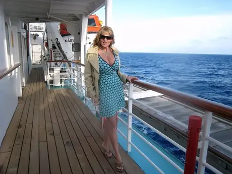 Die verführerische MILF Kelly Madison verführt einen Fremden und befriedigt seinen großen Schwanz