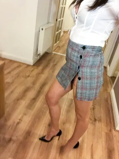 Sexy MILF v punčochách odhaluje upravenou pičku a ukazuje nohy