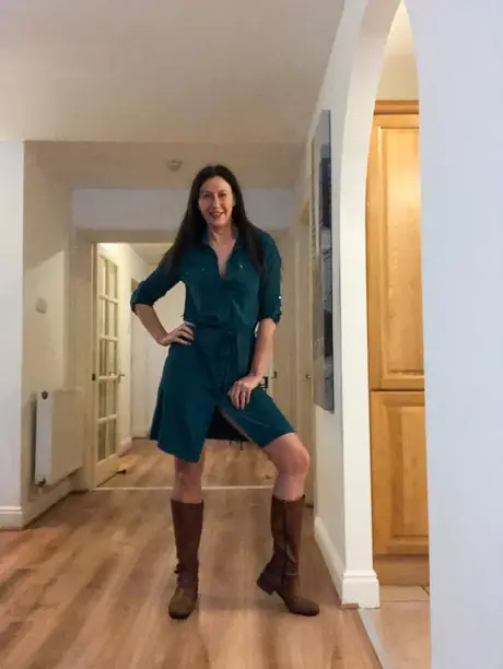 Sexy MILF v punčochách odhaluje upravenou pičku a ukazuje nohy