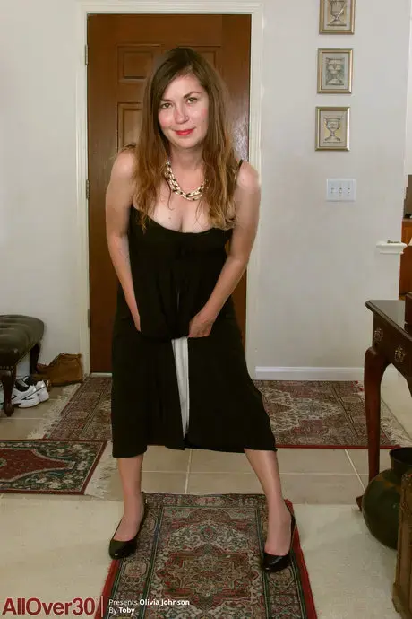 La sexy MILF Olivia Johnson se desnuda por completo y abre su vello púbico