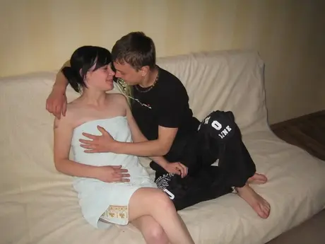Die schlanke Dominica hat leidenschaftlichen Sofa-Sex mit ihrem gut bestückten Freund