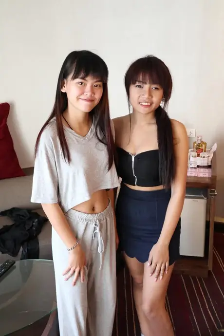 Sprite og Mon: spinkle asiatiske amatører klæder sig af og poserer nøgne sammen