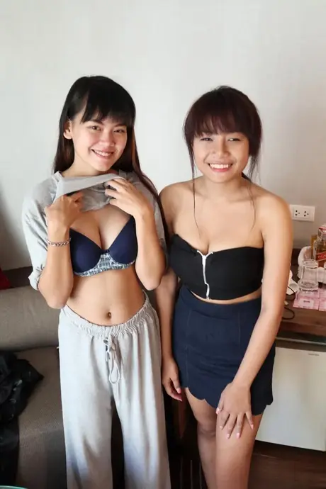 Sprite og Mon: spinkle asiatiske amatører klæder sig af og poserer nøgne sammen