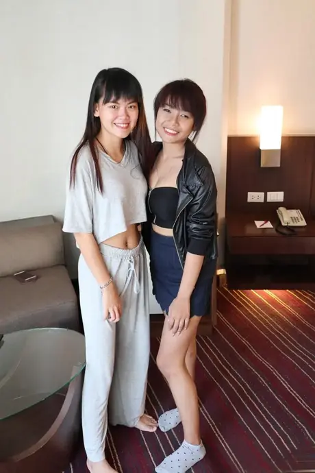 Sprite og Mon: spinkle asiatiske amatører klæder sig af og poserer nøgne sammen