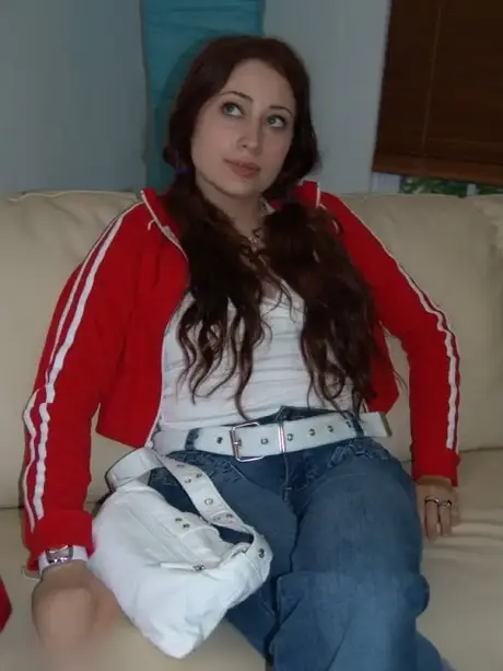 Žhavé meziprasové trojce s sexy brunetou Serenou a dvěma velkými ptáky