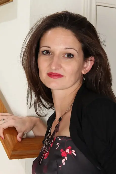 Oszałamiająca MILF Victoria Johnson wykonuje zmysłowy striptiz na schodach