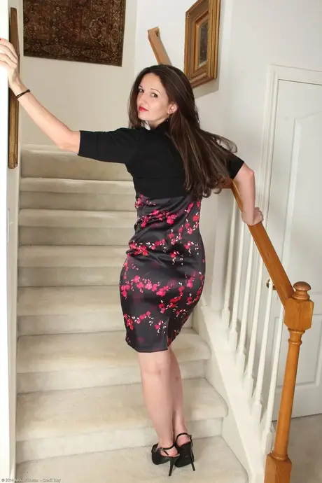 La impresionante MILF Victoria Johnson realiza un sensual striptease en la escalera