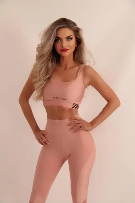 La splendida e snella Ariela Moon mostra un outfit sexy in pose indoor e outdoor