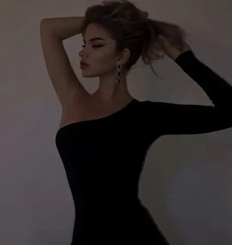 La splendida e snella Ariela Moon mostra un outfit sexy in pose indoor e outdoor