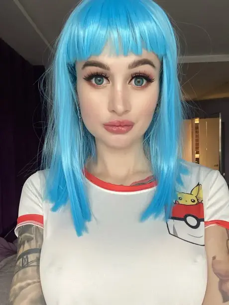 Wytatuowana modelka OnlyFans chwali się swoją drobną sylwetką