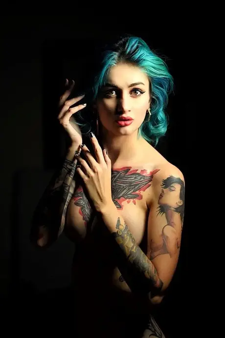 Wytatuowana modelka OnlyFans chwali się swoją drobną sylwetką