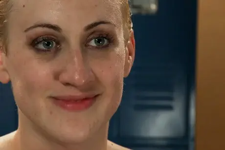 Gefesselte blonde MILF Dylan Ryan erhält eine Spermaspritze