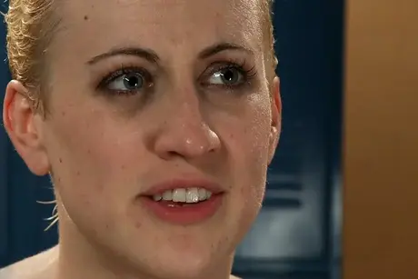 Gefesselte blonde MILF Dylan Ryan erhält eine Spermaspritze