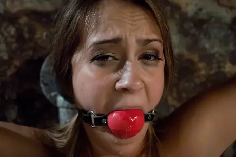 Trina Michaels, MILF ligotée et bâillonnée avec une balle, jouée par ses maîtres dans un plan à trois