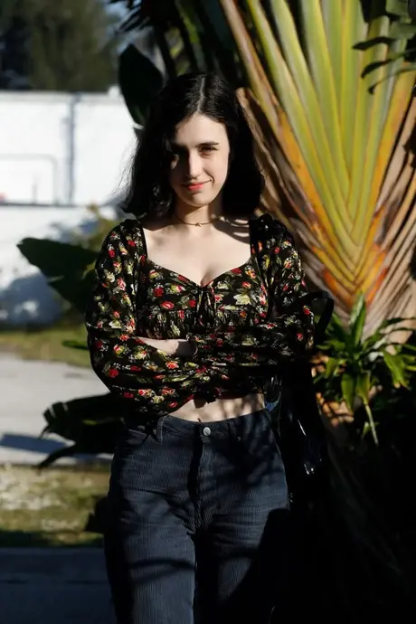 La belleza ucraniana Giulia Wylde presume de sus jugosas tetas naturales y su gran culo