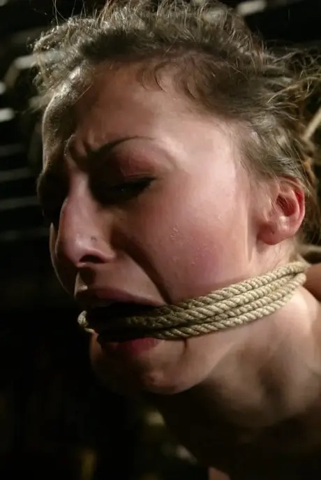 Veronica Jett zavěšená: ústa a těsný anus hýčkány