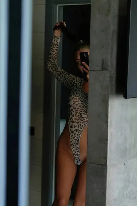Vi Angel v sexy leopardím outfitu pokouší svým horkým kulatým zadkem