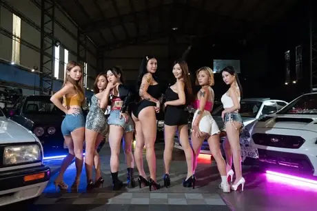 Yaner, en asiatisk skønhed, har sex med sin jomfruelige kæreste, mens hendes slutty veninder hepper på hende