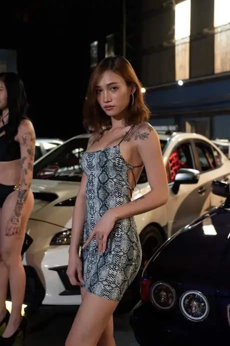 Yaner, en asiatisk skønhed, har sex med sin jomfruelige kæreste, mens hendes slutty veninder hepper på hende