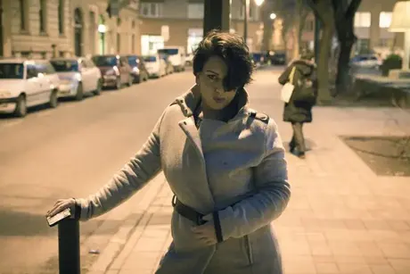 Aisha Bahadur, nezbedná máma, ukazuje upskirt v punčochách na veřejnosti