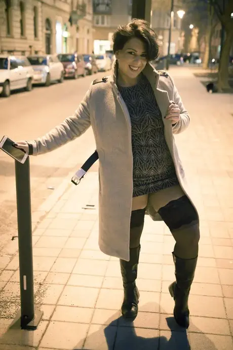 Aisha Bahadur, nezbedná máma, ukazuje upskirt v punčochách na veřejnosti