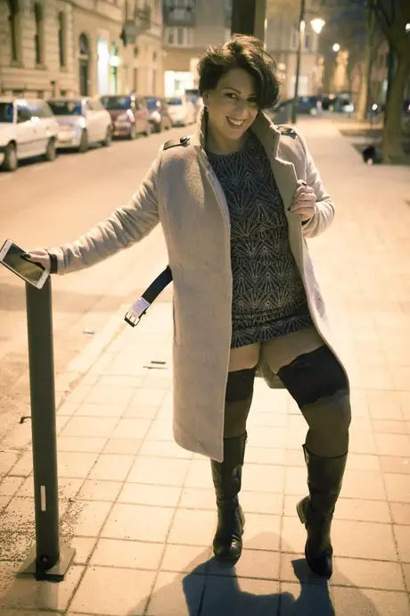 Aisha Bahadur, nezbedná máma, ukazuje upskirt v punčochách na veřejnosti