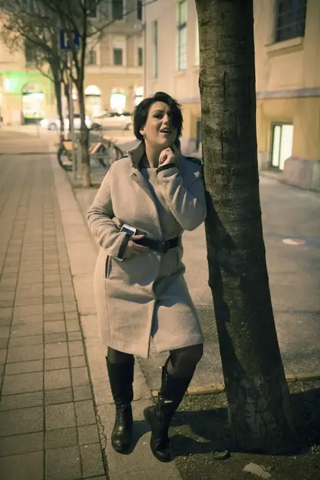 Aisha Bahadur, nezbedná máma, ukazuje upskirt v punčochách na veřejnosti
