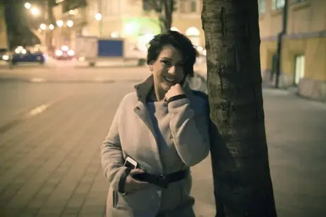 Aisha Bahadur, nezbedná máma, ukazuje upskirt v punčochách na veřejnosti