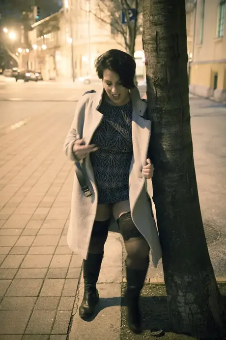 Aisha Bahadur, nezbedná máma, ukazuje upskirt v punčochách na veřejnosti