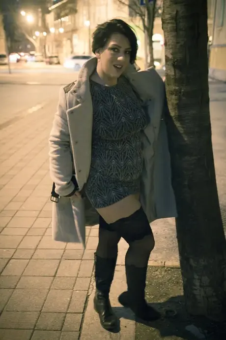 Aisha Bahadur, nezbedná máma, ukazuje upskirt v punčochách na veřejnosti